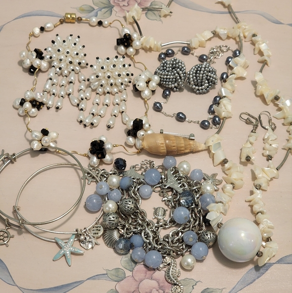 ๐๐โโ๏ธVintage Jewelry Lot Sea, Summer Real Pearls, Mother Of Pearl Earrings - Picture 10 of 10